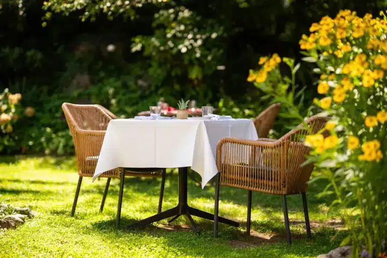 Tisch im Freien beim Kreuzwirt am Rosenberg ©kumpPhotography