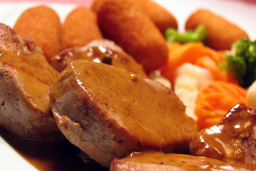 Gangl Schweinefilets mit Pfefferrahmsauce und Kroketten